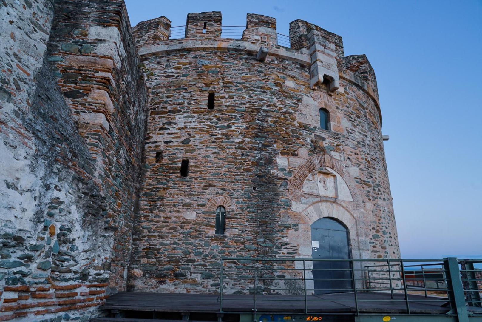Beyond The Castle Apartment Thessaloniki Exterior photo