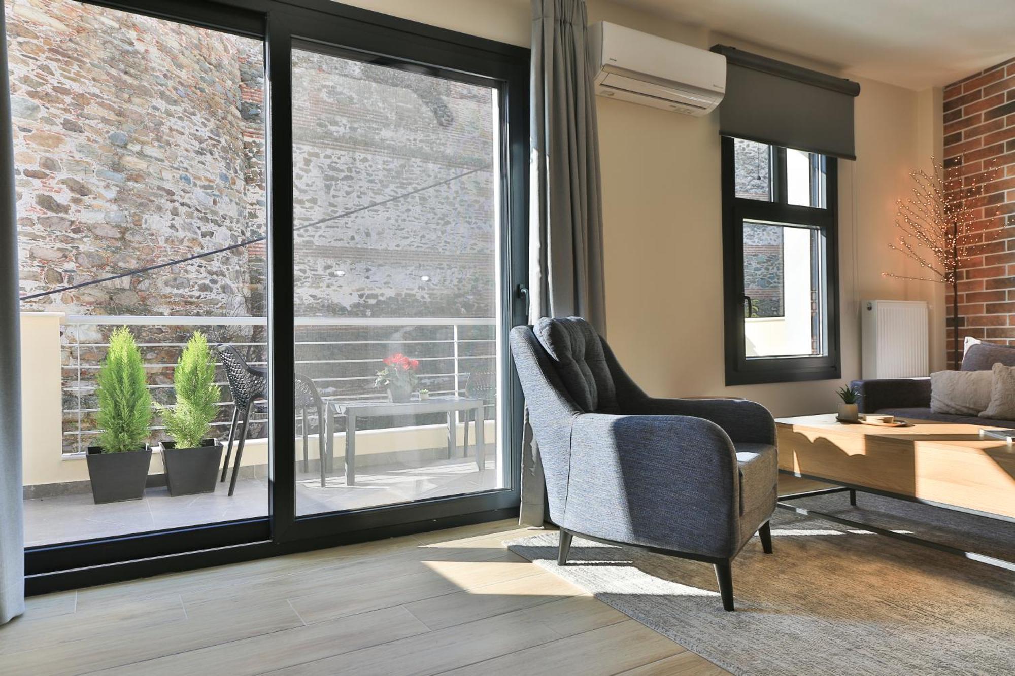 Beyond The Castle Apartment Thessaloniki Exterior photo